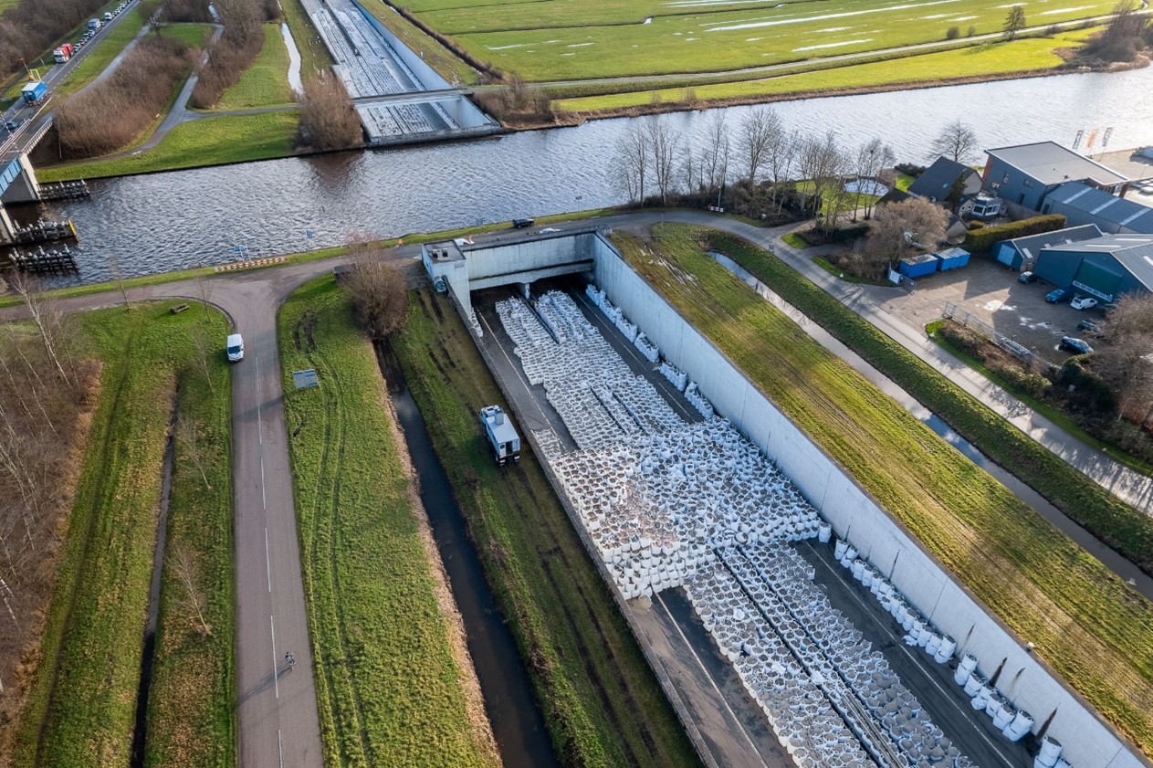 Foto 3 Big bags zorgen ervoor dat tunnelmoot weer in positie komt (bron: Rijkswaterstaat)