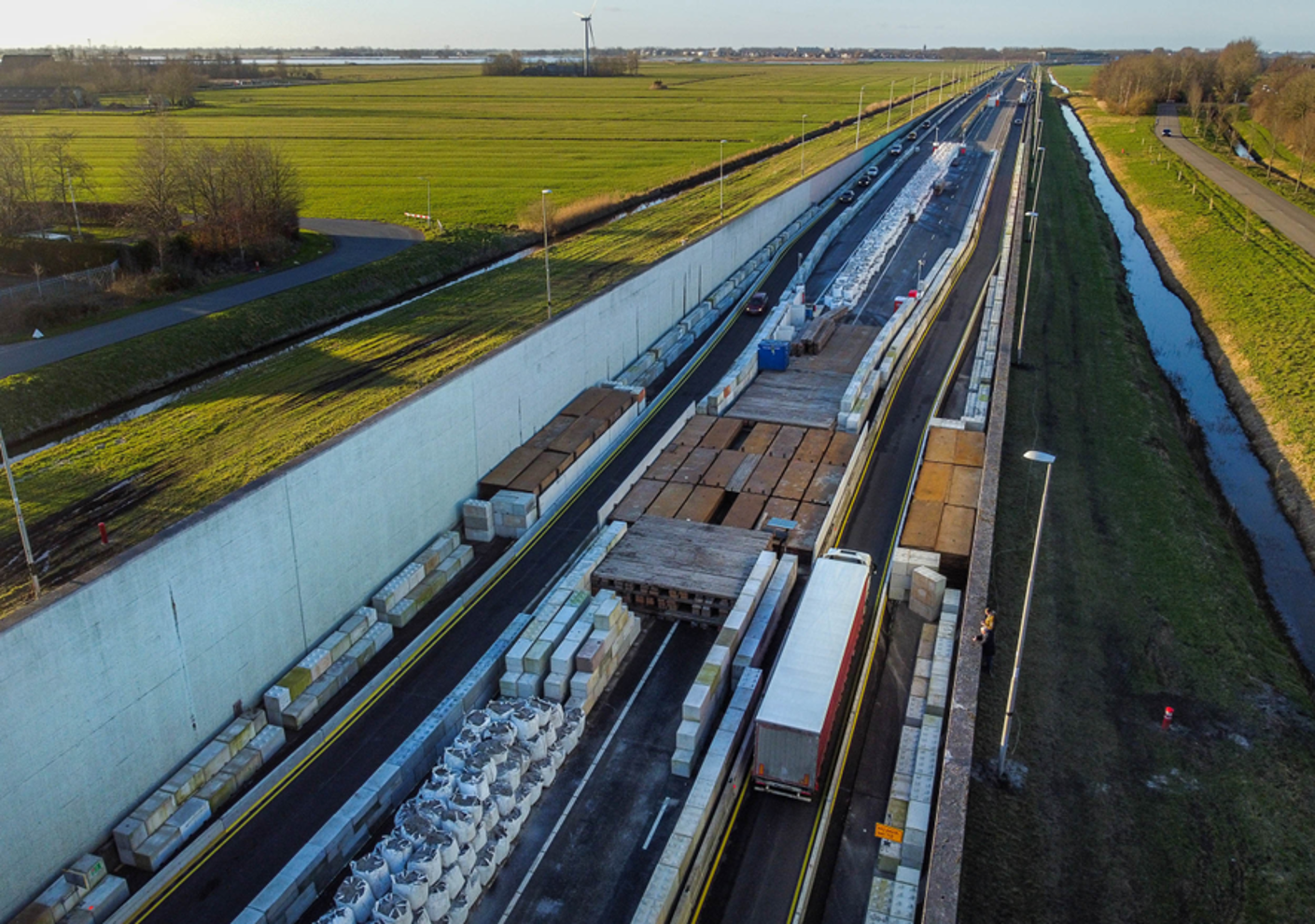 Foto 4 Ter plaatse van tunnelmoot zijn big bags vervangen door staalplaten (bron: Rijkswaterstaat)